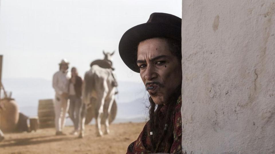 <p>Este es Óscar Jaenada en ‘El hombre que mató a Don Quijote’ (‘The Man Who Killed Don Quixote’, 2018), la cinta de Terry Gilliam, donde mostró una vez más su faceta camaleónica. (Foto: Tornasol Films / Entre Chien et Loup / Ukbar Filmes). </p>