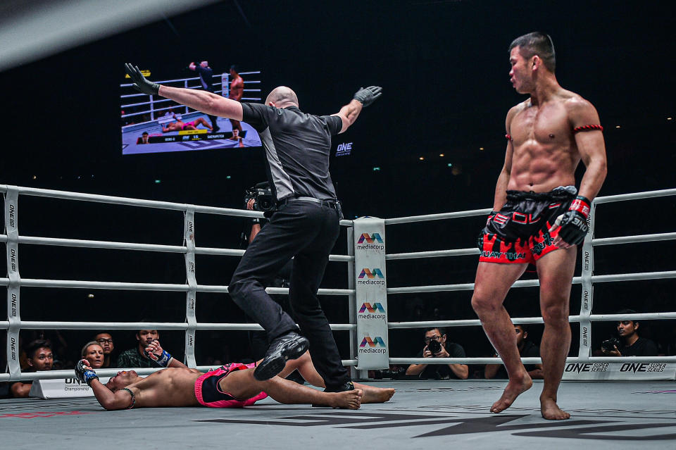 Thailand fighter Nong-O Gaiyanghadao (right) knocks out his rival Saemapetch Fairtex to retain his bantamweight muay thai world title in the main event at ONE: Edge of Greatness. (PHOTO: ONE Championship)