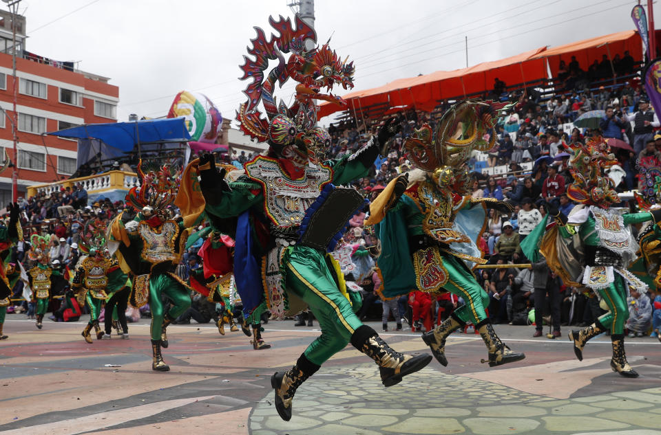 Un grupo de danzantes participa en la tradicional "Diablada" durante el Carnaval de Oruro, Bolivia, el sábado 22 de febrero de 2020. El carnaval inició con una procesión católica de miles de danzantes y músicos hacia un templo donde los devotos adoran a la Virgen María, una peregrinación colorida y multitudinaria que se prolongará hasta la madrugada del domingo. (AP Foto/Juan Karita)