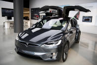 <p>Tesla ist gemeinhin für seine Elektroautos bekannt, was auch auf das Model X zutrifft. Das neueste und beste Modell, P100D, wartet mit einem Ladeplatz von 2.494 Litern auf, mehr als 60 Liter mehr als beim VW Sharan und somit auf Platz zwei. (Foto: Getty) </p>