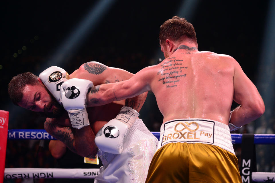 Saúl Álvarez conecta a Caleb Plant en la pelea que coronó al mexicano como campeón unificado de las 168 libras. (Joe Camporeale/USA TODAY Sports)