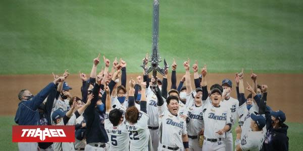 Equipo de béisbol celebra campeonato con espada gigante de Lineage  
