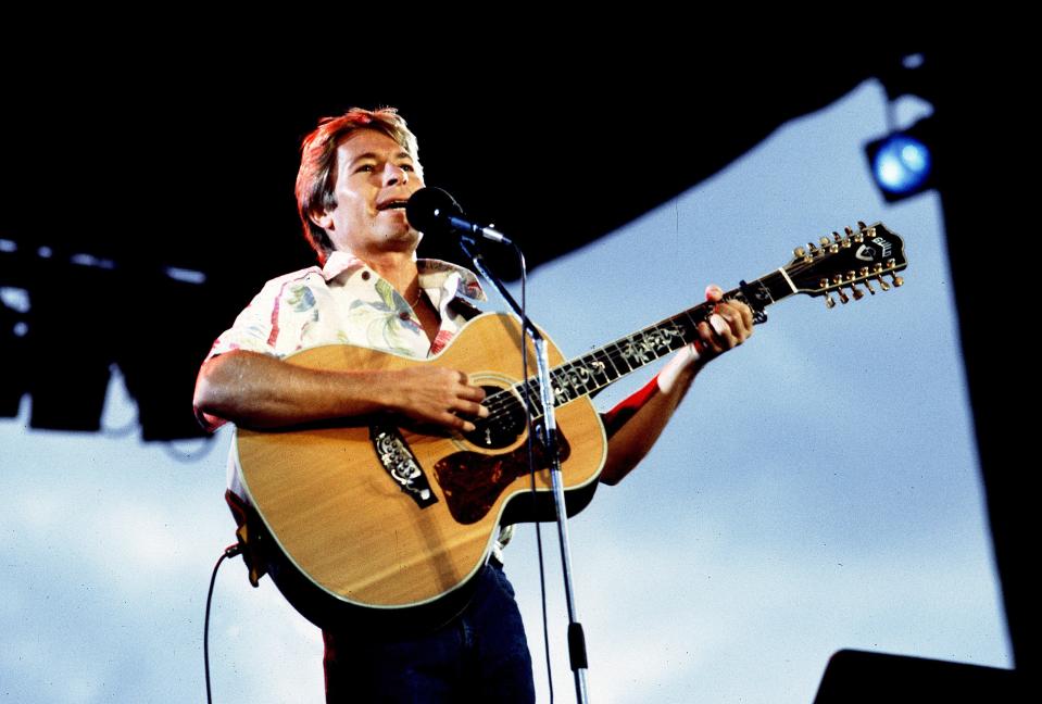 American musician John Denver (1943 - 1997) performs on stage at Chicagofest, Chicago, Illinois, August 9, 1982.