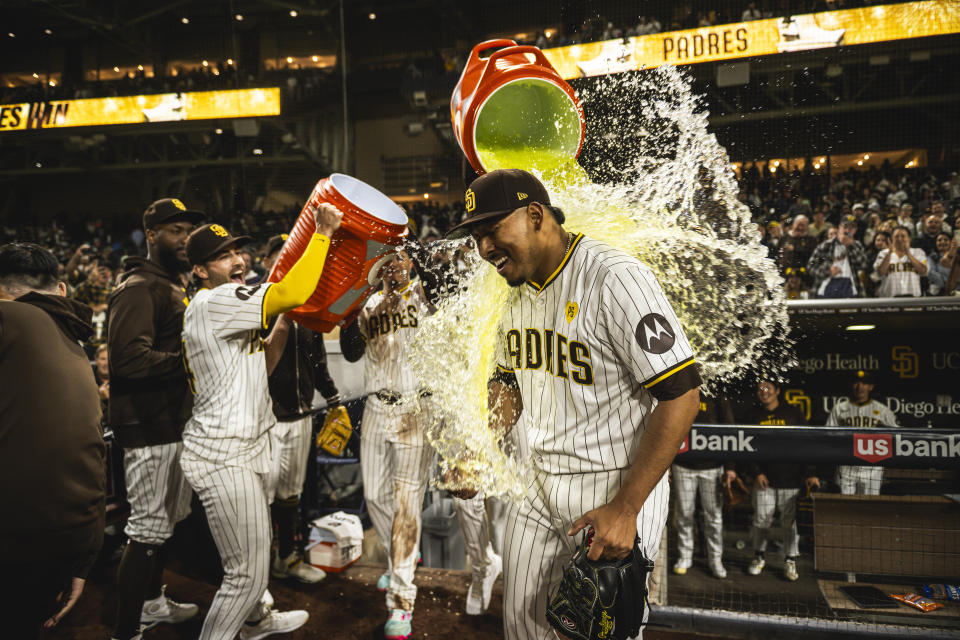 Jeremiah Estrada es bañado con una bebida rehidratante por parte de sus compañeros, como celebración por stablecer la nueva marca de ponches de manera consecutiva. (Foto: Matt Thomas/San Diego Padres/Getty Images)