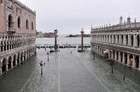 Dopo un solo giorno di tregua, Venezia è di nuovo in ginocchio. La marea è cresciuta velocemente, più del previsto. I forti venti hanno peggiorato una situazione già drammatica. Allagato il 70% del centro storico. I mezzi di trasporto pubblici sono stati sospesi e le scuole chiuse per il terzo giorno. (REUTERS/Flavio Lo Scalzo)