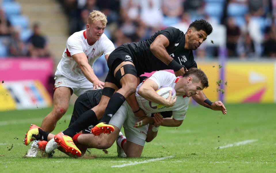 Charlton Kerr of Team England is tackled by Dylan Collier and Tone Ng Shiu of Team New Zealand during the Men's Pool A match between Team New Zealand and Team England on day two of the Birmingham 2022 Commonwealth Games at Coventry Stadium on July 30, 2022 on the Coventry, England - GETTY IMAGES