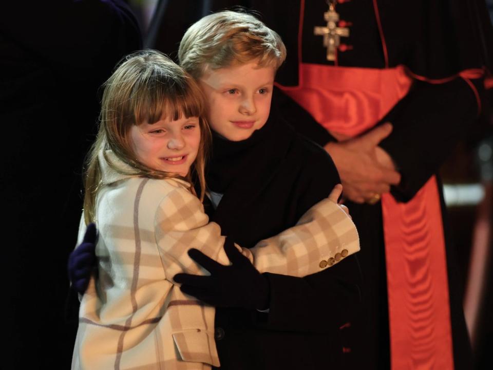 Gabriella und Jacques von Monaco bestaunen Arm in Arm das brennende Boot. (Bild: imago/Starface)