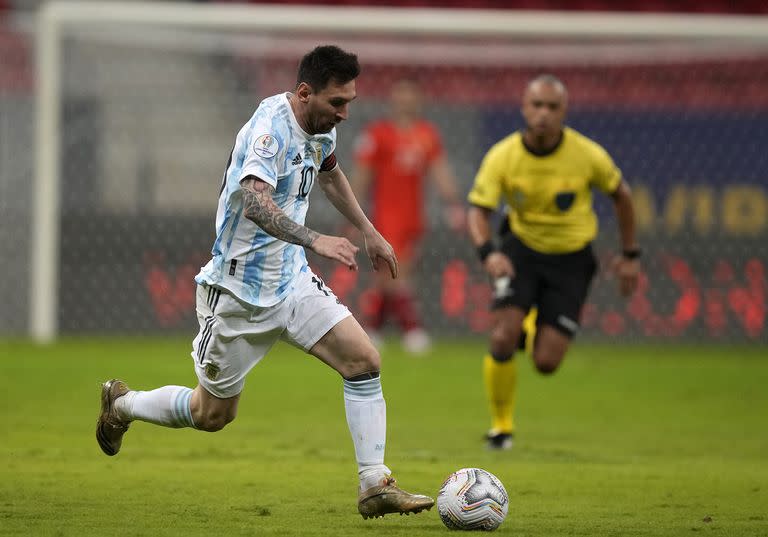 Lionel Messi y la pelota, un romance al que sólo le faltó el gol ante Uruguay, por la Copa América.