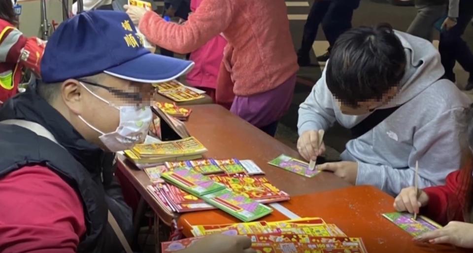 過年期間刮刮樂買氣相當旺。（示意圖／東森新聞）