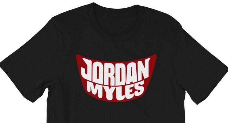 Jordan Myles klagte dieser T-Shirt der WWE an. (Bild: Twitter Jordan Myles)