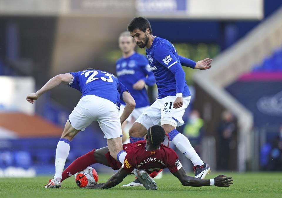 Everton's Seamus Coleman, left, and Everton's Andre Gomes challenge Liverpool's Sadio Mane during the English Premier League soccer match between Everton and Liverpool at Goodison Park in Liverpool, England, Sunday, June 21, 2020. (AP photo/Jon Super, Pool)