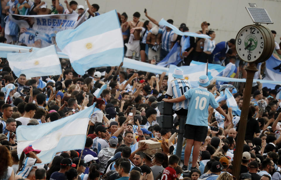 Fans de Argentina en las calles de Buenos Aires celebrando la victoria de su equipo sobre Croacia. (REUTERS/Agustin Marcarian)