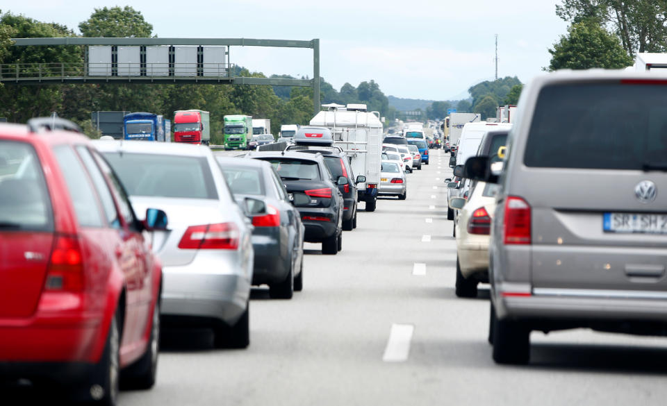 Stau auf der Autobahn: Noch immer nutzen zu viele Menschen ihre Autos täglich. (Bild: REUTERS/Michaela Rehle)