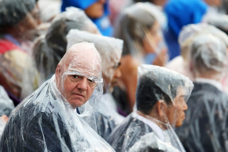 El presidente de la FIFA, Gianni Infantino, se cobija de la lluvia con un chubasquero durante la ceremonia de apertura de los Juegos Olímpicos de París, junto al río Sena, el 26 de julio de 2024. (Pascal Le Segretain)