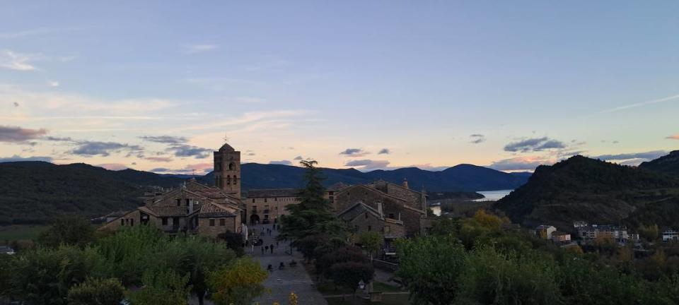 Vista de la sierra desde Ainsa, uno de los pueblos bonitos de España.