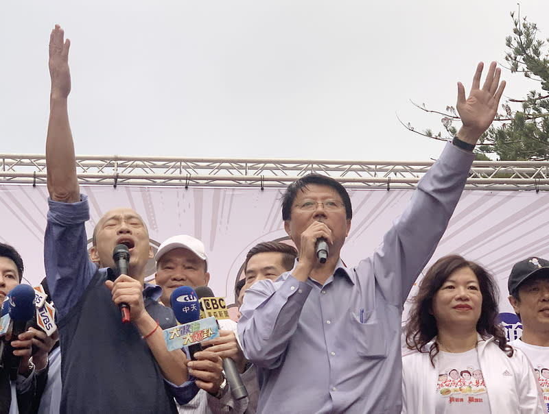 高雄市長韓國瑜（前左）、國民黨籍台南市立委補選候選人謝龍介（前右）。圖／中央社