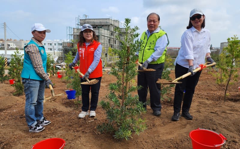 植樹造林  陳光復盼澎湖成一座大公園 農業部林業及自然保育署屏東分署與澎湖縣政府30日 在馬公犀山公園合辦植樹活動，澎湖縣長陳光復（右 2）與行政院南部服務中心副執行長陳慧玲（左2）等 人一起種下樹苗，陳光復期待澎湖能成為一座大公 園，也帶動觀光發展。 中央社  113年3月30日 