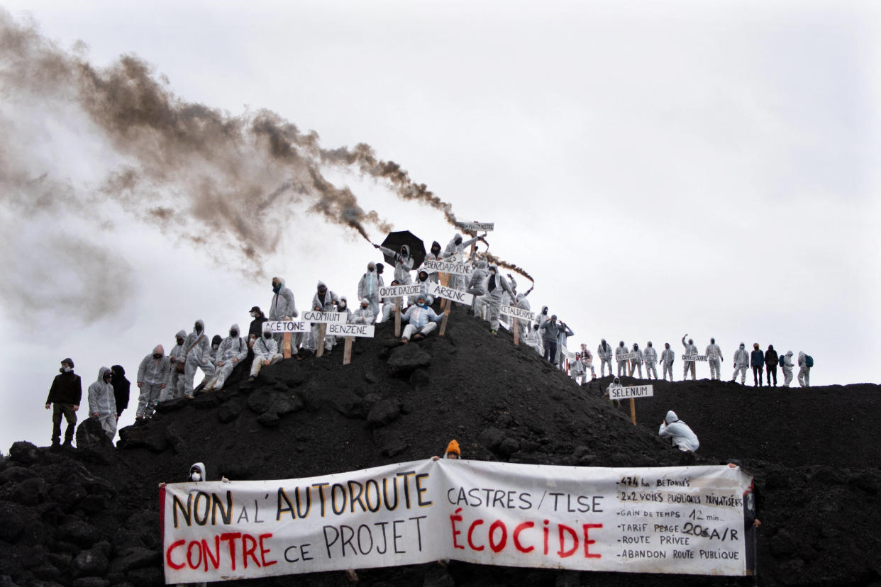 Des manifestants sur le chantier de Puylaurens le 9 décembre, où passera l’autoroute A69. (Photo by Matthieu RONDEL / AFP)