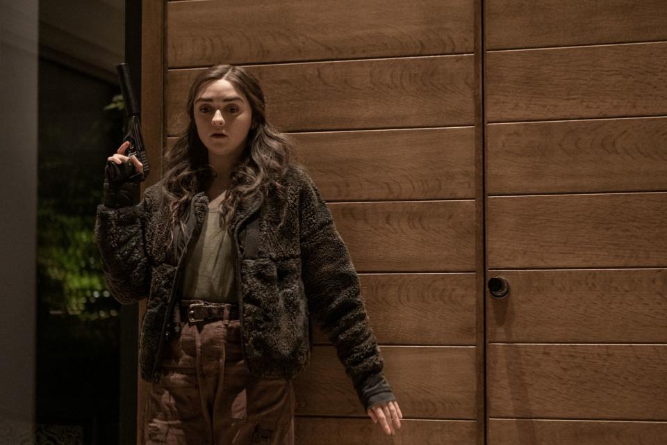 "Game Of Thrones"-Star Maisie Williams zückt die Waffe: Im britischen Sky Original "Two Weeks To Live" (ab 4. Dezember) will Kim (Williams) den Tod ihres Vaters rächen. Kurz nachdem sie ihre Heimat mitten in der Wildnis verlassen hat, trifft sie auf den tollpatschigen Nicky (Mawaan Rizwan). Gemeinsam geht das ungleiche Gespann auf eine gefährliche Tour de Force. (Bild: Sky UK Ltd.)