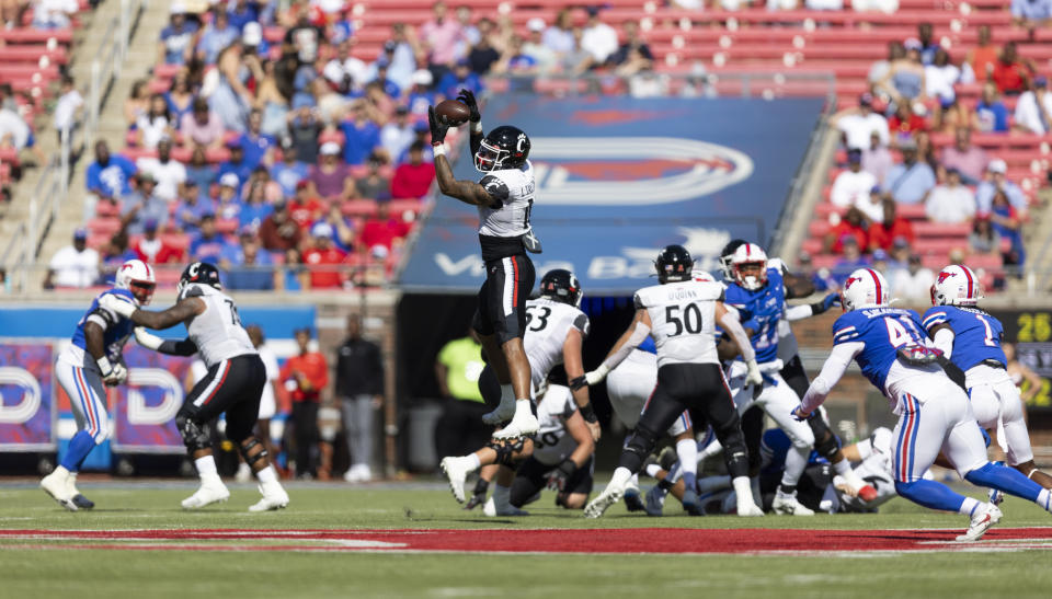 Cincinnati tight end Leonard Taylor (11) catches a pass during the first half of an NCAA college football game against SMU, Saturday, Oct. 22, 2022, in Dallas. (AP Photo/Brandon Wade)