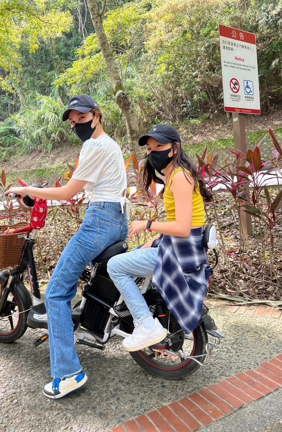 ▲在日月潭騎著腳踏車一邊欣賞著風景，讓小咪與孩子們宛如置身於國外。