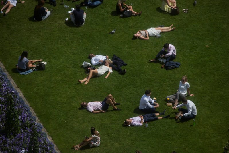 Imagen de archivo de trabajadores en un parque en Londres