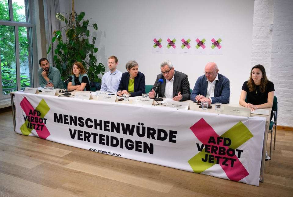 Karim El-Helaifi (l-r), Vorstand der Neuen Deutschen Organisationen (ndo), Naomi Henkel-Guembel, Überlebende des rechtsterroristischen Attentats in Halle 2019, Lukas Theune, Rechtsanwalt, Berenice Böhlo, Rechtsanwältin für Migrationsrecht, Jens-Christian Wagner, Leiter der Stiftung Gedenkstätten Buchenwald und Mittelbau-Dora, Ulrich Schneider, Hauptgeschäftsführer Paritätischer Wohlfahrtsverband, und Julia Dück, Vertreterin des Bündnisses AfD-Verbot jetzt!, stellen bei einer Pressekonferenz im Haus der Demokratie und Menschenrechte die bundesweite Kampagne «Menschenwürde verteidigen - AfD-Verbot jetzt!» vor (Bild: Bernd von Jutrczenka/dpa)