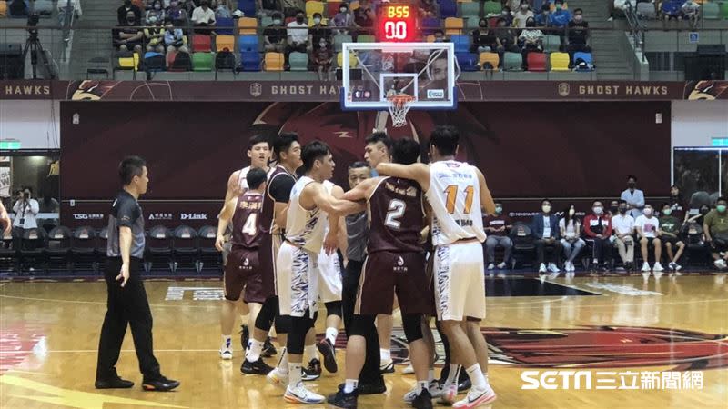 雲豹、獵鷹一役打出火氣，雙方各有一位球員遭奪權驅逐。（圖／記者蔡厚瑄攝影）