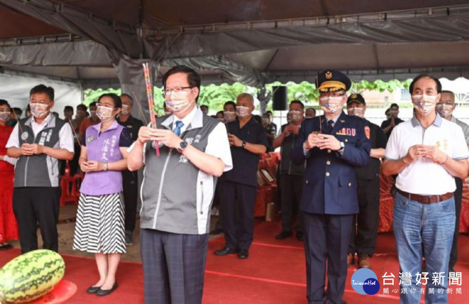 鄭市長與貴賓一同祈求工程順利。