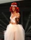 <p>Rihanna nous a fait découvrir son côté doux et sexy sur la scène des MTV VMA avec ses boucles rouge feu coiffées d’un bandeau assorties à son rouge à lèvres. (Photo : Getty Images)</p>