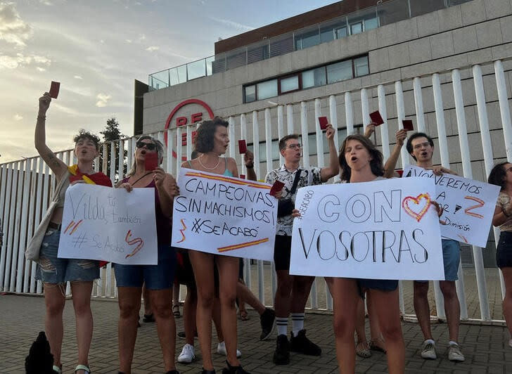 Foto del jueves de un grupo de mujeres pidiendo la dimisión del presidente de la RFEF, Luis Rubiales