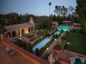 <p>La finca se construyó en 1927 y actualmente se asienta sobre una parcela de más de 14.000 metros cuadrados en Beverly Hill.<br><br>Foto: <a rel="nofollow noopener" href="https://www.coldwellbankerhomes.com/ca/beverly-hills/1011-n-beverly-dr/pid_27064836/" target="_blank" data-ylk="slk:Coldwell Banker Residential Brokerage;elm:context_link;itc:0;sec:content-canvas" class="link ">Coldwell Banker Residential Brokerage</a> </p>