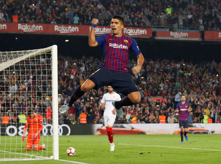 El delantero uruguayo Luis Suárez celebra tras anotar un gol de penal en el partido contra el Sevilla por la Liga Española, en Barcelona, España, el 20 de octubre de 2018. REUTERS/Albert Gea - RC14853F5000