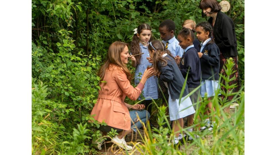 Kate gives children honey to try at Natural History Museum