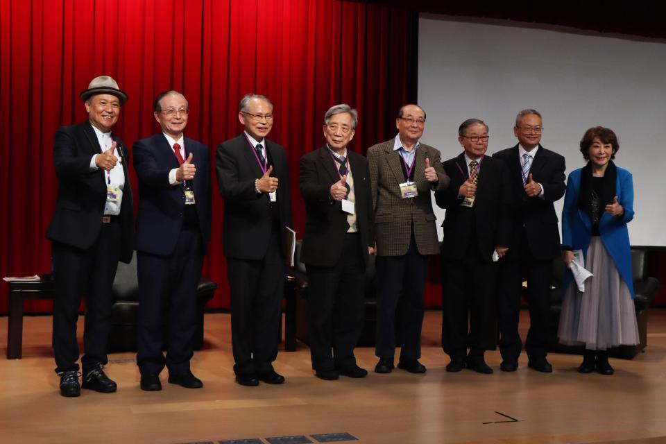 呂麗莉（右起）、陳樹、張炳煌、洪孟啟、黃光男、蘇進強、吳清基、葉傑生。