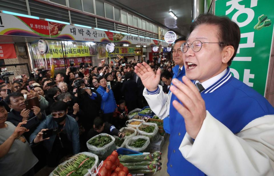 2024年3月27日，南韓最大在野黨、國會第一大黨共同民主黨黨魁李在明在堤川市一個市場造勢助選。美聯社