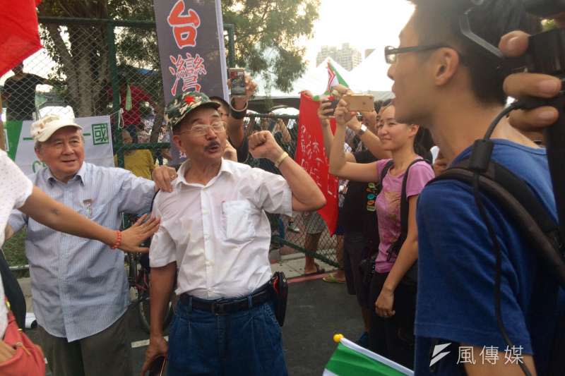 2017-09-24-台灣大學舉辦「中國新聲音」歌唱選拔會，愛國同心會與場外民眾發生衝突03。（謝孟穎攝）