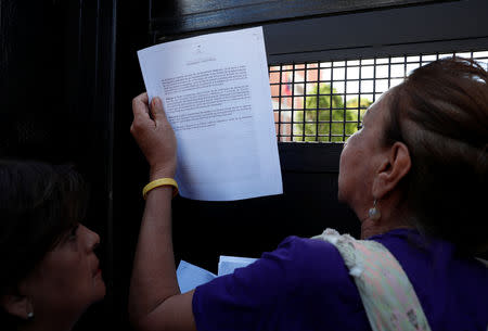 Supporters of Venezuelan opposition leader and self-proclaimed interim president Juan Guaido try to deliver a document, regarding a proposed amnesty law for members of the military, police and civilians, to the Presidential Residence in Caracas, Venezuela, January 27, 2019. REUTERS/Carlos Garcia Rawlins