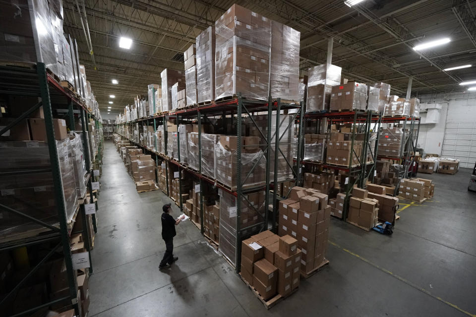 Componentes como fundas de discos, folletos y cubiertas de cartón se almacenan en un depósito en las instalaciones de United Record Pressing, el jueves 23 de junio de 2022 en Nashville, Tennessee. (Foto AP/Mark Humphrey)