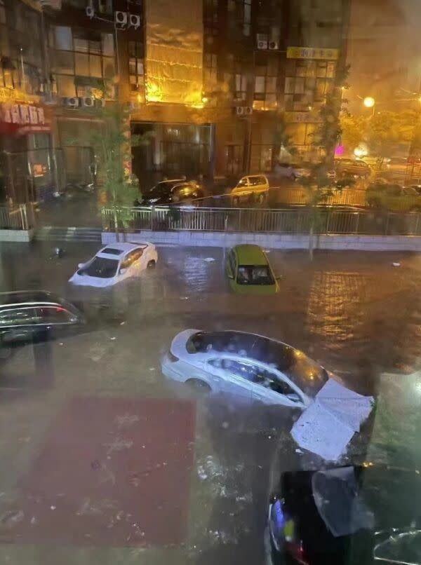 ▲四川多地出現強力降雨，路邊汽車慘遭泡水。（圖／翻攝自微博）