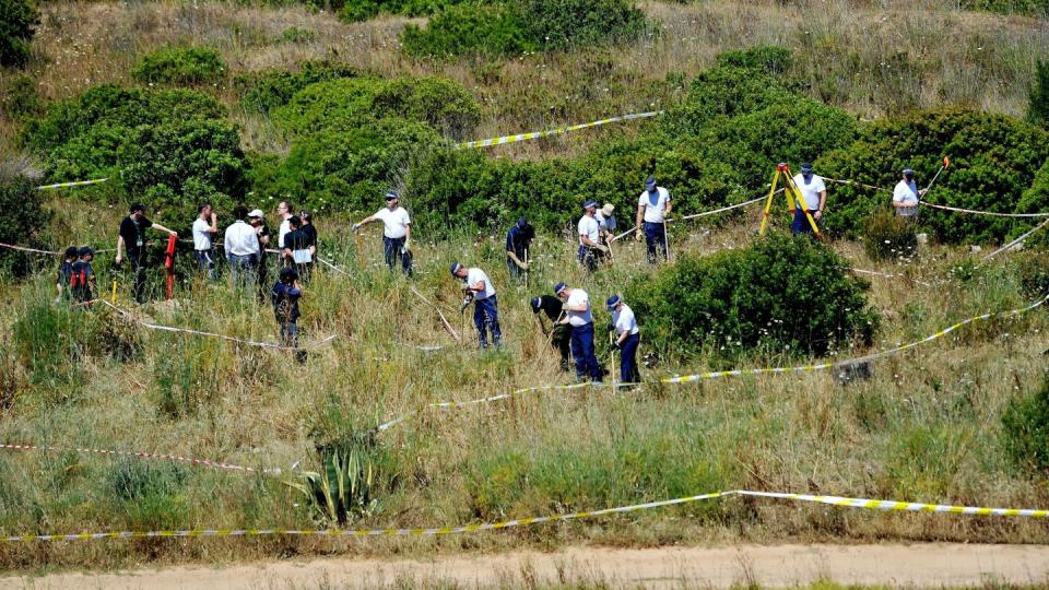 Polizisten aus Großbritannien und aus Portugal durchsuchen das Buschland außerhalb von Praia da Luz im Zuge der Untersuchung im Fall des vermissten britischen Mädchens Madeleine "Maddie" McCann (Archivbild: dpa)
