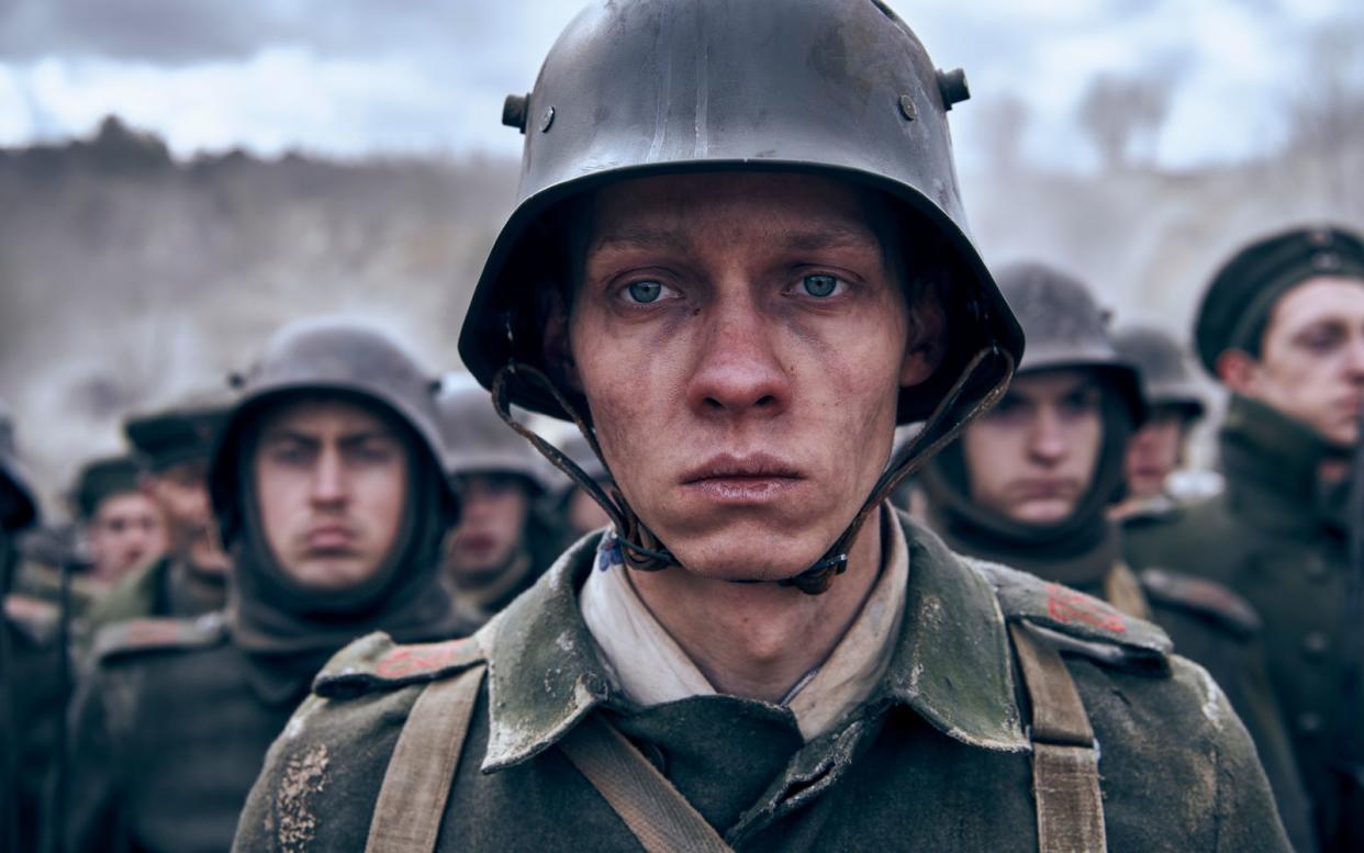 Die jungen Soldaten (hier: Felix Kammerer) erleben in "Im Westen nichts Neues" schon bald, was Krieg wirklich bedeutet. (Bild: Netflix / Reiner Bajo)