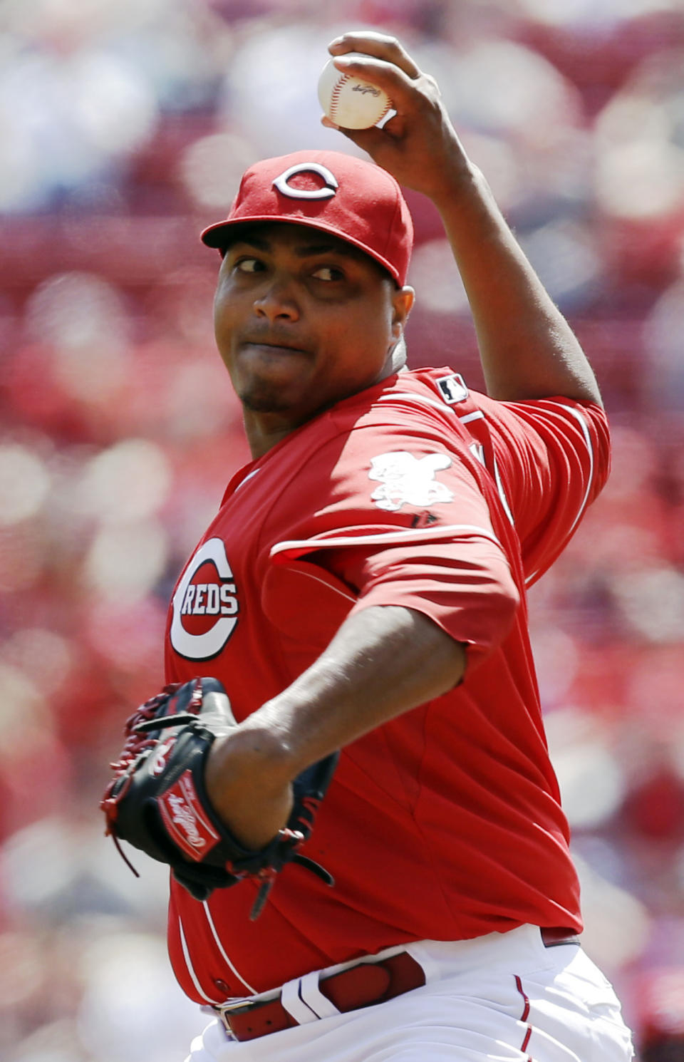 Cincinnati Reds starting pitcher Alfredo Simon throws against the Tampa Bay Rays in the first inning of a baseball game, Saturday, April 12, 2014, in Cincinnati. (AP Photo/Al Behrman)