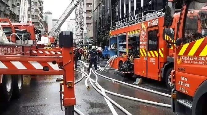 城中城大樓火警救援行動，目前仍在持續中。（圖／東森新聞）