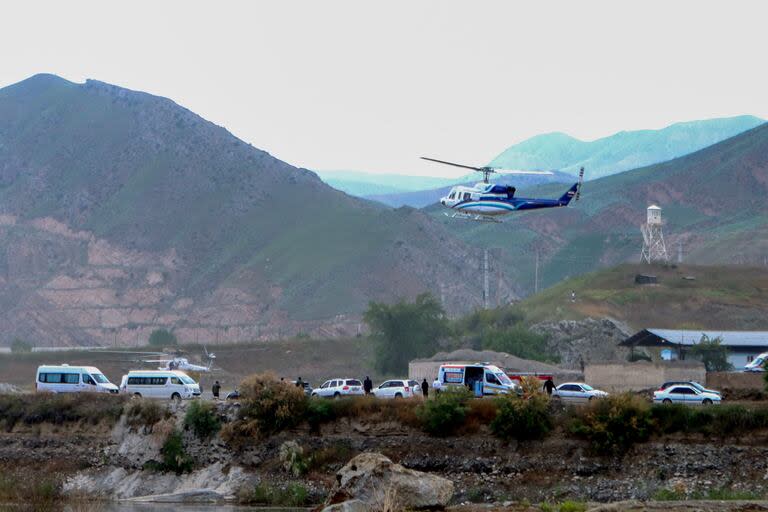 En esta fotografía proporcionada por la Agencia de Noticias de la República Islámica IRNA el 19 de mayo de 2024, se muestra el helicóptero que transportaba al presidente de Irán, Ebrahim Raisi, despegando en la frontera iraní con Azerbaiyán después de la inauguración de la presa de Qiz Qalasi, en Aras.