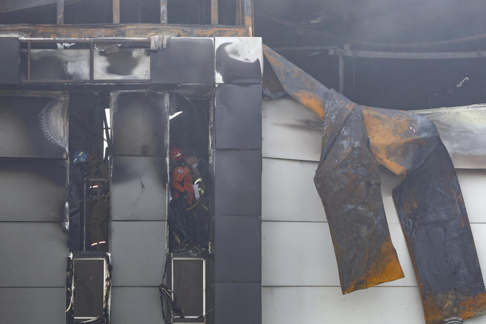 Firefighters search for missing people inside a lithium battery manufacturing factory following a fire in Hwaseong, South Korea, Monday, June 24, 2024. (Ryu Hyung-seok/Yonhap via AP)