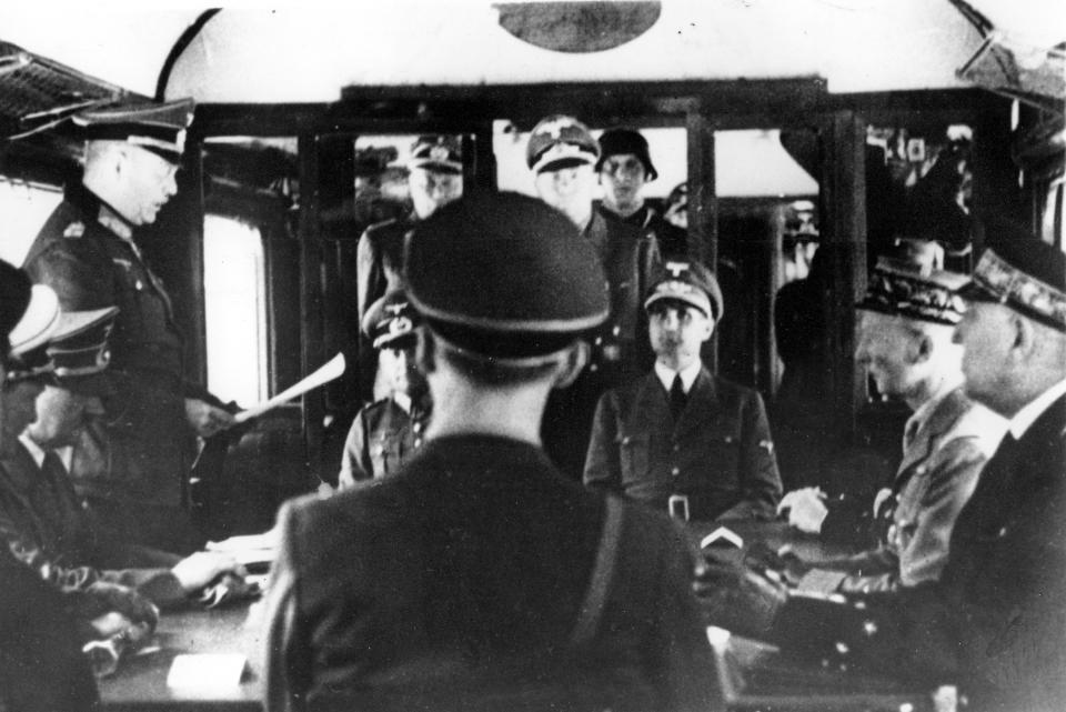 Adolf Hitler (segundo a la izquierda, sentado) asiste a la firma de la rendición de Francia en un vagón de tren en Compiegne el 21 de junio de 1940, durante la Segunda Guerra Mundial. La capitulación se firmó en el mismo sitio donde Alemania firmó el armisticio que puso fin a la Primera Guerra Mundial el 11 de noviembre de 1918. (AP Photo)