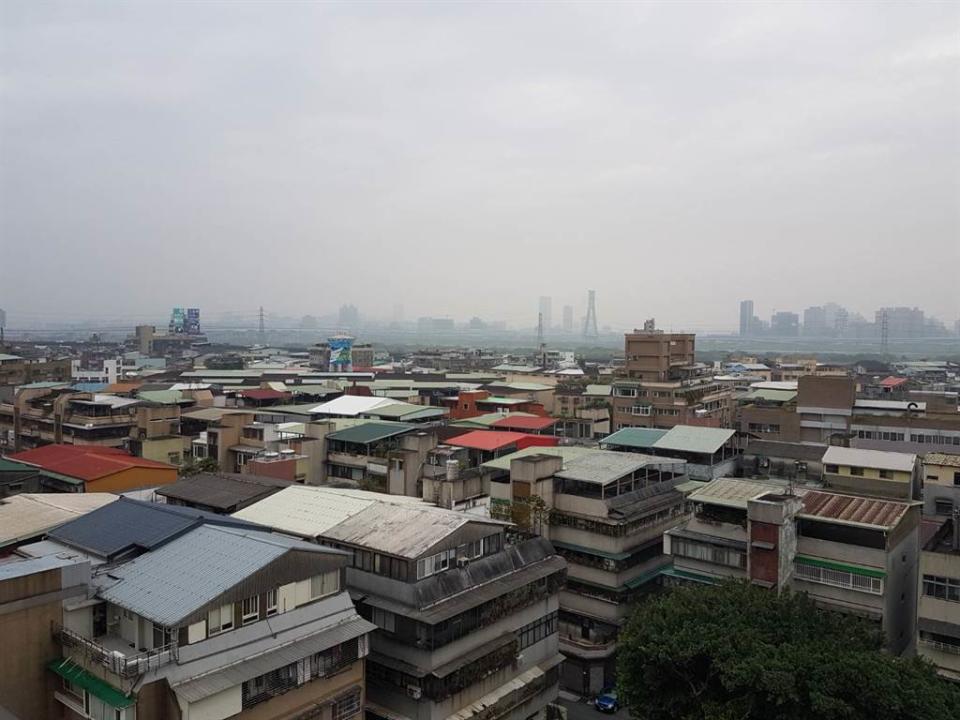 台北今早空氣汙染嚴重，即使太陽露臉，天邊仍是灰濛濛一片。（徐秀娥攝）