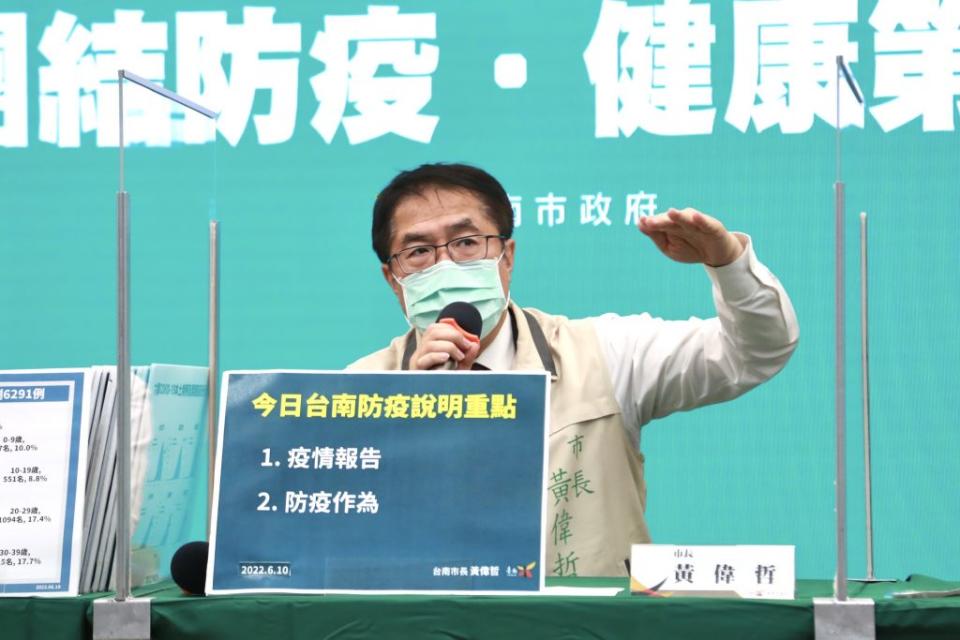 台南市十日新增六千二百九十一例確診個案，市長黃偉哲呼籲儘速為家中符合資格幼童及長輩安排接種疫苗。（市府提供）