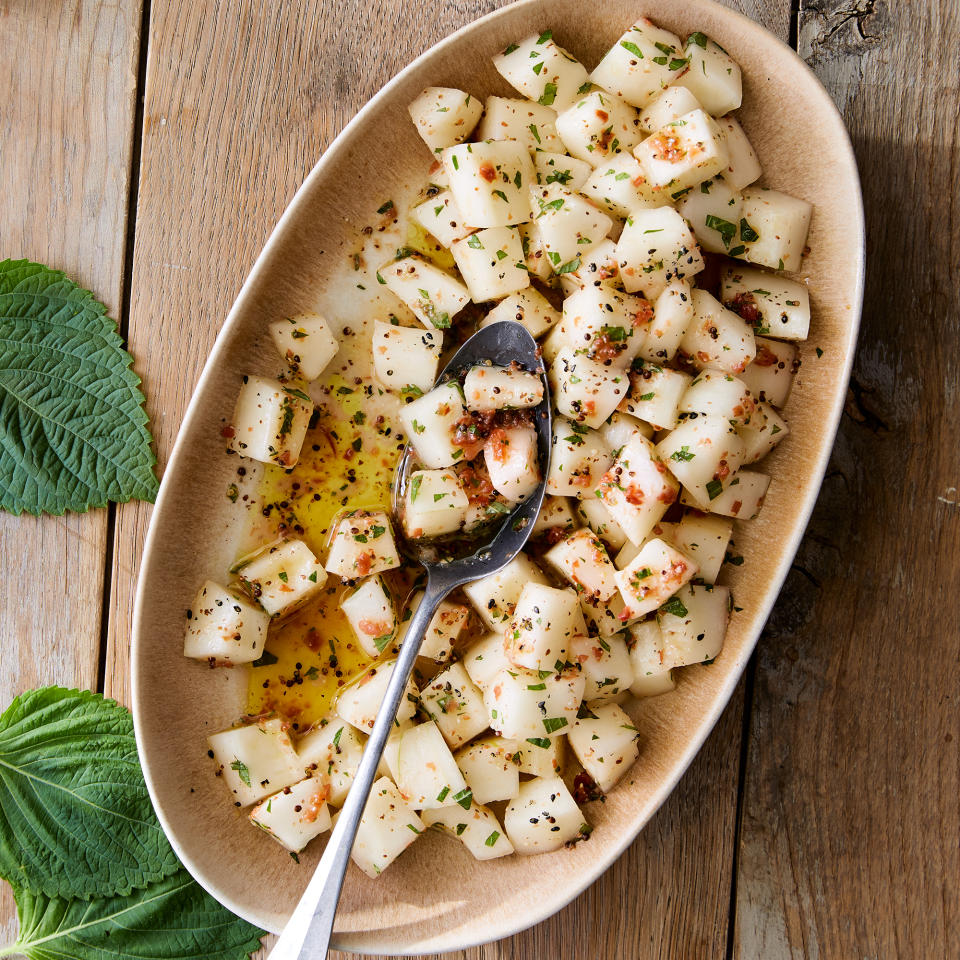 Sagwa Chamoe Saelleodeu (Melon Salad)